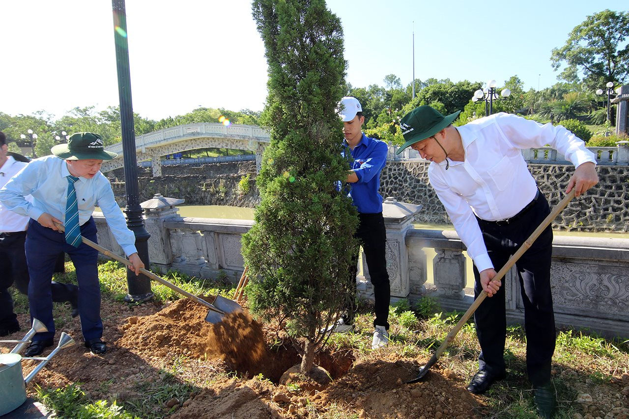 Bộ TN&amp;MT hỗ trợ trồng cây xanh cải tạo cảnh quan tại các nghĩa trang liệt sỹ ở Quảng Trị